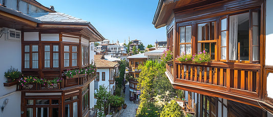 Türkiye'de geleneksel ahşap Osmanlı evleri ve çiçekli balkonlar — Şerif Mardin'in merkez-çevre kuramında halk kültürünü ve cemaat yapısını simgeleyen sokak görünümü