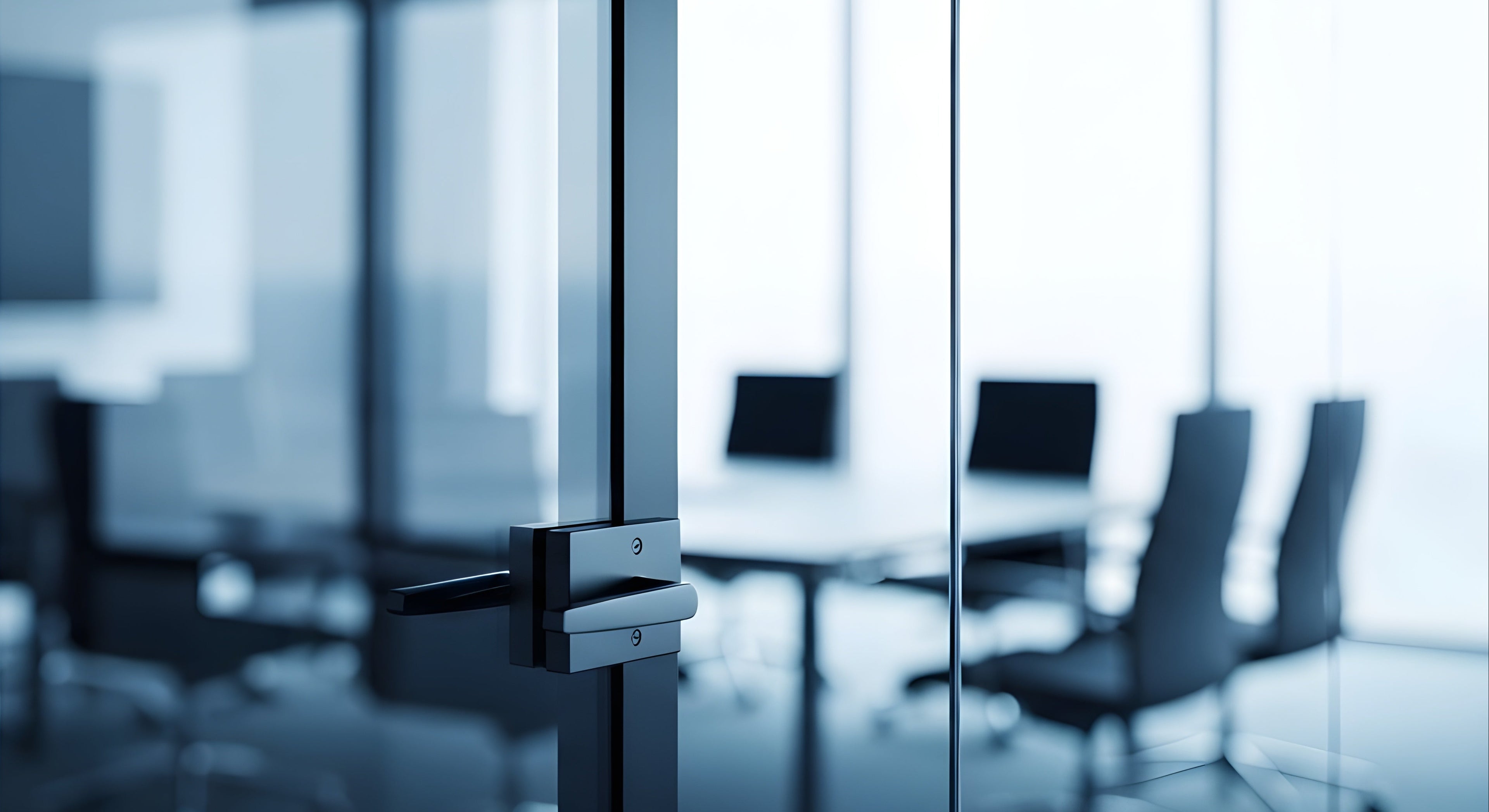 Modern ofis ortamında cam kapı ve toplantı masası — akademik birikim ve kurumsal sorumluluk anlayışını simgeleyen görsel.